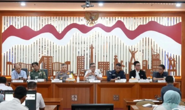 Jelang Pilkada 2024, Pemkot Jakarta Pusat Terus Tingkatkan Koordinasi Lintas Sektor Wali Kota Jakarta Pusat Dhany Sukma (tengah) dalam rapat koordinasi lintas sektor jelang Pilkada 2024. (foto/ANTARA)