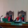 Hakim Ketua Muhammad Kasim (tengah) saat membacakan amar putusan terhadap terdakwa Suparman. (foto/ANTARA)
