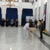Dok. Pj Gubernur Jabar Bey Machmudin saat lantik A Koswara sebagai Pj Wali Kota Bandung. Jum'at (20/9). Foto. Sandi Nugraha.