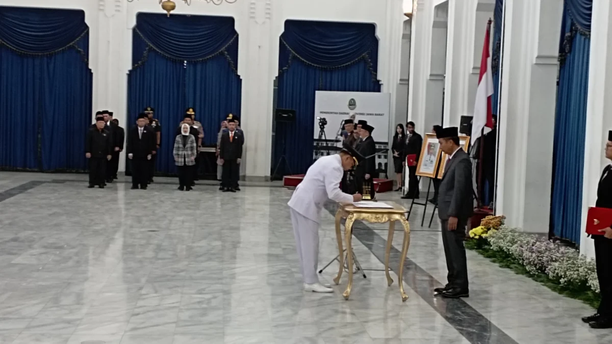 Dok. Pj Gubernur Jabar Bey Machmudin saat lantik A Koswara sebagai Pj Wali Kota Bandung. Jum'at (20/9). Foto. Sandi Nugraha.