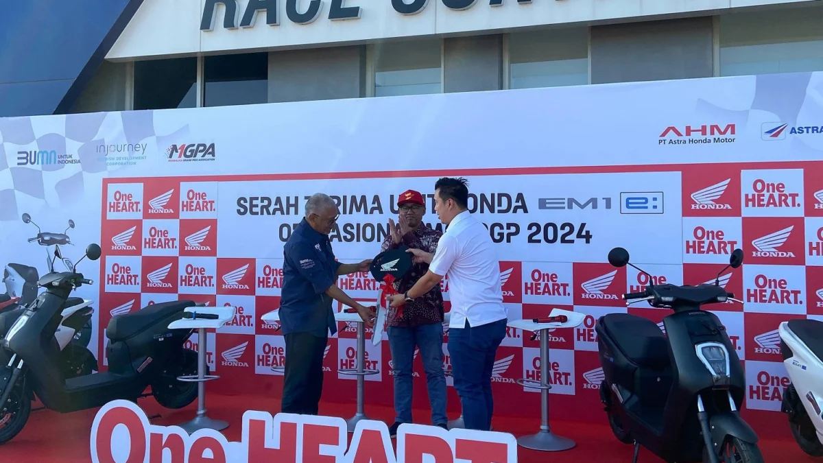 Perdana, Motor Listrik Honda Resmi Dukung MotoGP Mandalika AHM1: Manager Marketing Astra Motor Nusa Tenggara Barat, Chrystian David menyerahkan unit kunci sepeda motor listrik Honda EM1 e: secara simbolis kepada Direktur Utama PT MGPA Nusantara Jaya, Priandhi Satria dan disaksikan oleh General Manager The Mandalika Wahyu Moerhadi Nugroho di Pertamina Mandalika International Street Circuit pada Selasa (17/9).