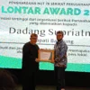 Dok. SPS berikan penghargaan kepada Bupati Bandung Dadang Supriatna di peringatan hari jadinya ke- 78. Jum'at (20/9). Foto. Sandi Nugraha.