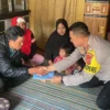 Wakapolresta Bandung AKBP Maruly Pardede saat memberikan santunan kepada kedua orang tua Fauzan yang meninggal akibat gempa di Desa Cikembang, Kertasari, Kabupaten Bandung. Foto Agi