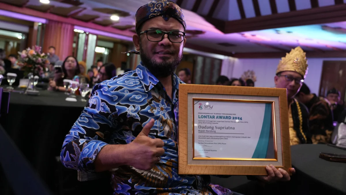 Dukung Kemajuan Pers, Bupati Bandung Dadang Supriatna Raih Penghargaan Bergengsi Lontar Award Dukung Kemajuan Pers, Bupati Bandung Dadang Supriatna Raih Penghargaan Bergengsi Lontar Award