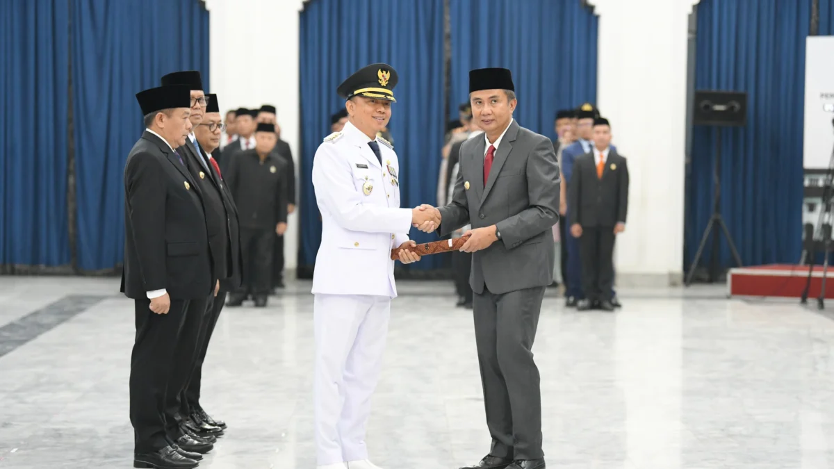 Bey Machmudin Lantik A. Koswara sebagai Penjabat Wali Kota Bandung Bey Machmudin Lantik A. Koswara sebagai Penjabat Wali Kota Bandung