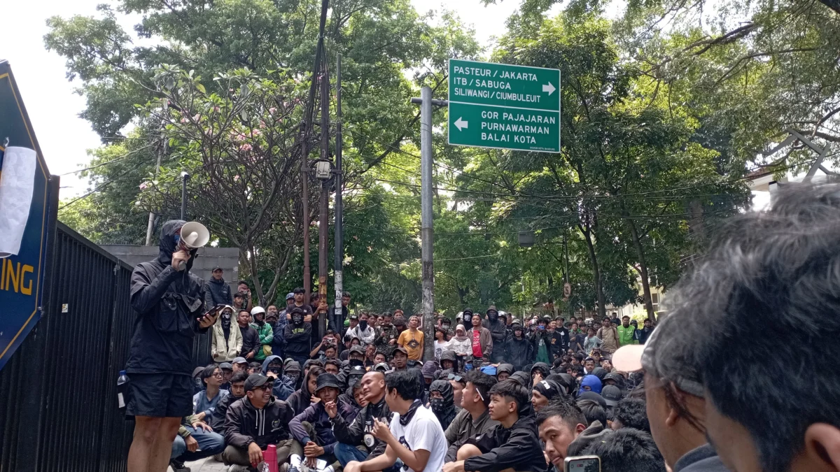 Kawal Aksi Dugaan Intimidasi Official Persib ke Bobotoh, Massa Padati Graha Sulanjana