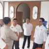 Para pejabat dari Pemkot Banjar saat mendampingin tim dari Kementerian Koordinasi Maritim dan Investasi (Kemenko Marves) bersama dengan Pemerintah Provinsi Jawa Barat mengecek jalur kereta api Banjar-Cijulang belum lama ini. (Cecep Herdi/Jabar Ekspres)