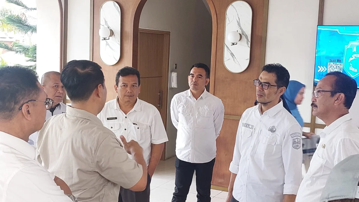 Pemkot Banjar Dampingi Kemenko Marves Cek Jalur Reaktivasi KA Banjar-Cijulang Para pejabat dari Pemkot Banjar saat mendampingin tim dari Kementerian Koordinasi Maritim dan Investasi (Kemenko Marves) bersama dengan Pemerintah Provinsi Jawa Barat mengecek jalur kereta api Banjar-Cijulang belum lama ini. (Cecep Herdi/Jabar Ekspres)