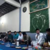 Calon Wali Kota Bogor, Sendi Fardiansyah saat berada di tengah-tengah jajaran Padepokan Naga Sakti. (Yudha Prananda / Jabar Ekspres)