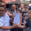 Penyerahan dokumen kepada Kasatgas Mafia Tanah Kementerian ATR/BPN oleh warga Dago Elos, di Kota Bandung. (Nizar/Jabar Ekspres)