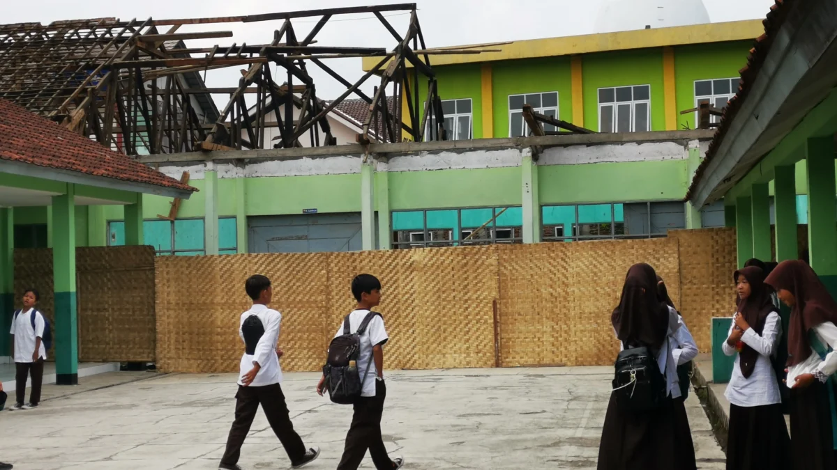 Dinas Pendidikan Hentikan Pembongkaran Bangunan di Salah Satu SMP Negeri di Banjar Nampak atap bangunan di salah satu SMP Negeri di Kota Banjar sudah dibongkar. Padahal, anggaran perbaikan belum jelas sumbernya. (Cecep Herdi/Jabar Ekspres)