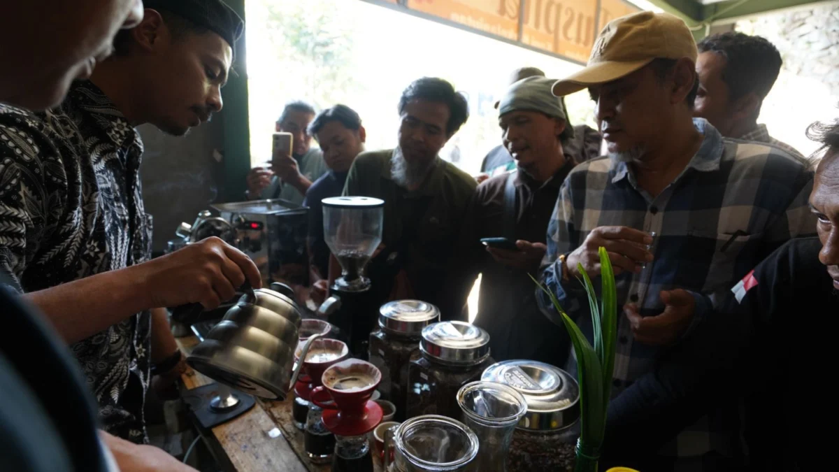 Pupuk Kujang Latih 25 Mantan Napiter dalam Budidaya Kopi untuk Deradikalisasi 25 mantan narapidana terorisme (napiter) saat melaksanakan program pelatihan budidaya kopi. Foto Istimewa