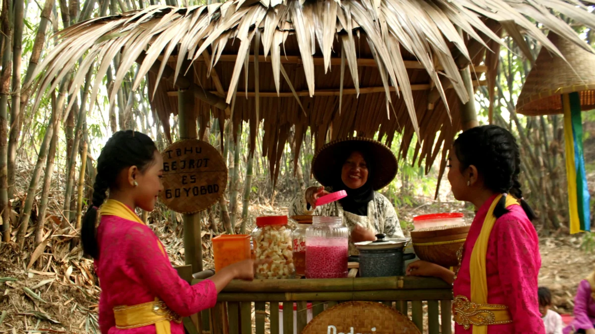 Sejumlah pengunjung saat membeli minuman tradisional sunda di salah satu saung di Pasar Padaringan Kota Bandung, Minggu (22/9)