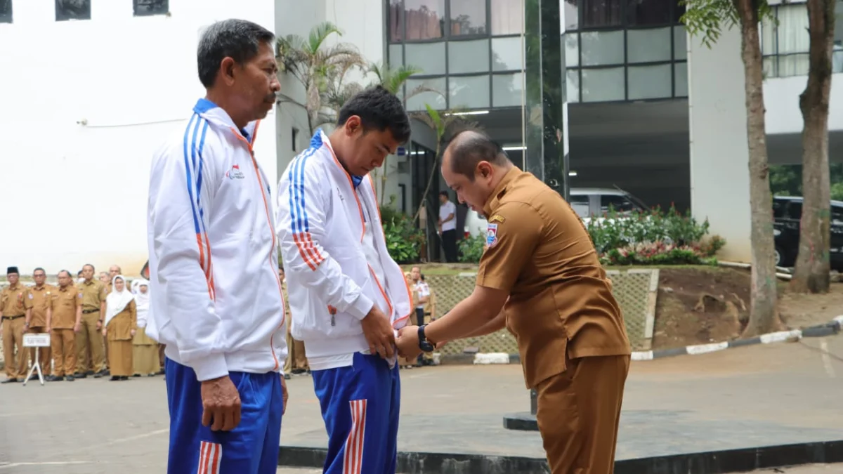 Dorong Partisipasi Penyandang Disabilitas dalam Pekan Paralympic Nasional (Peparnas) XVII Doc. Asisten 2 Pemkot Cimahi, Endang saat Melepas Kontingen Atlet Paralympic Kota Cimahi untuk Bertarung di Pekan Paralympic Nasional (Peparnas) XVII (ist)