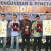 Dua pasangan calon bupati dan wakil bupati Sahrul-GunGun dan Dadang-Ali saat mendapat nomor urut pada kontestasi Pilkada Bandung. Foto Agi Jabar Ekspres