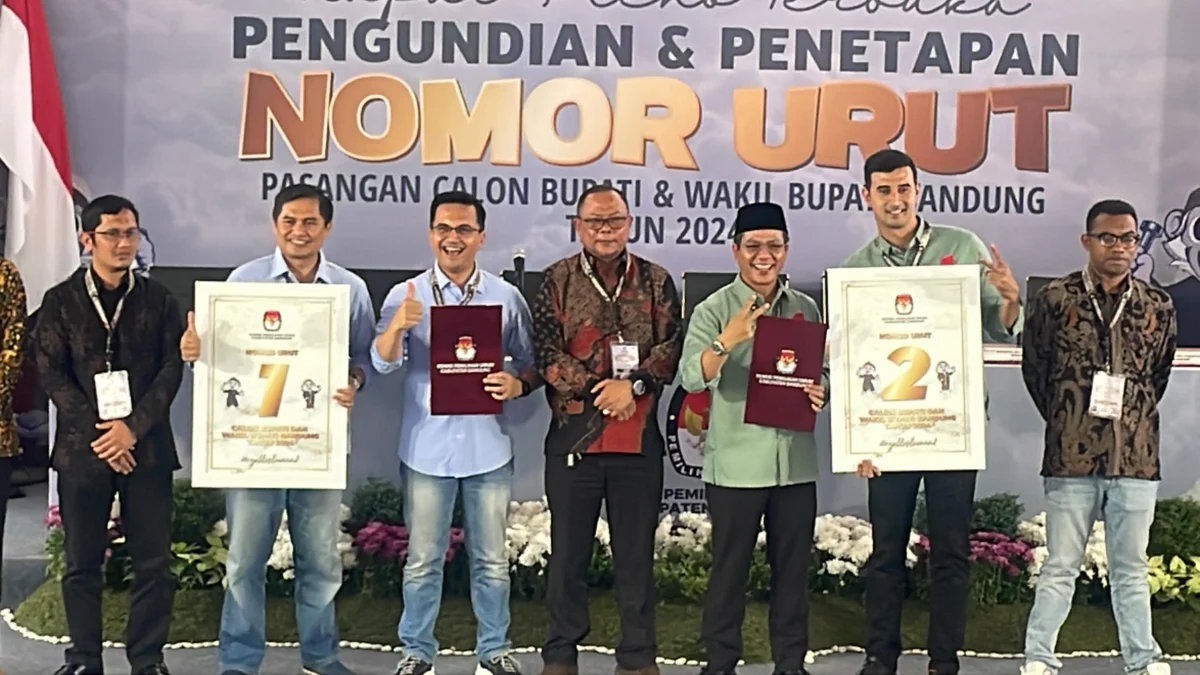 Dua pasangan calon bupati dan wakil bupati Sahrul-GunGun dan Dadang-Ali saat mendapat nomor urut pada kontestasi Pilkada Bandung. Foto Agi Jabar Ekspres