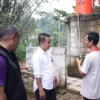 Calon Wali Kota Bogor Nomor Urut 1, Sendi Fardiansyah saat menyambangi dan memberikan bantuan perbaikan MCK di Kampung Legok Muncang, Cipaku, Bogor Selatan pada Selasa (24/9). (Yudha Prananda / Jabar Ekspres)