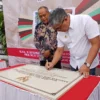 Pj Wali Kota Cimahi, Dicky Saromi saat Menandatangani Prasasti Cagar Budaya (mong)