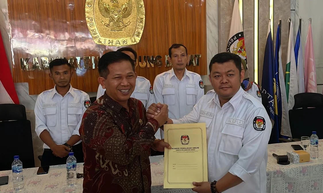 Calon bupati dari jalur independen saat menerima berkas penetapan calon bupati dari KPU Bandung Barat. Dok JabarKspres