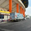 Satu truck pengangkut logistik konser Sheila on 7 tiba di Stadion Si Jalak Harupat Kabupaten Bandung. (Agi/Jabar Ekspres)