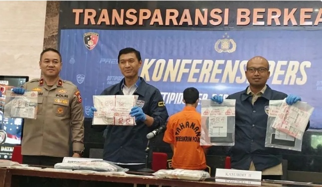 Dirtipidsiber Bereskrim Polri Brigjen Pol. Himawan Bayu Aji (tengah). (foto/ANTARA)