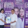 Calon Wali Kota Bogor, Nomor Urut 1, Sendi Fardiansyah usai menandatangani Fakta Integritas dengan Badan Narkotika Nasional (BNN) Kabupaten Bogor di Posko Bogor Hepi, Tanah Sareal, Kota Bogor, Rabu (25/9). (Yudha Prananda / Jabar Ekspres)