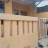 Ketua RW03, Jajang saat menunjukkan rumah kontrakan terduga pelaku praktik pembuatan uang palsu di wilayah Desa Pasirnanjung, Kecamatan Cimanggung, Kabupaten Sumedang. (Yanuar/Jabar Ekspres)