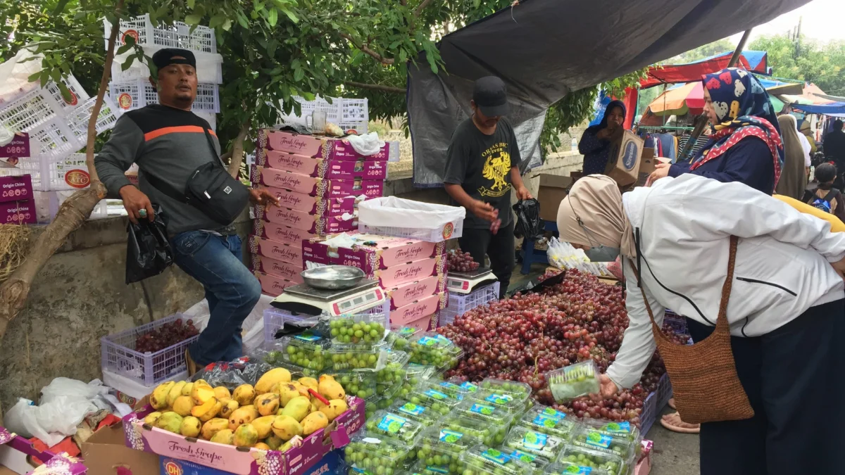 Pasar Kaget Selasa di Margasari, Kota Bandung.