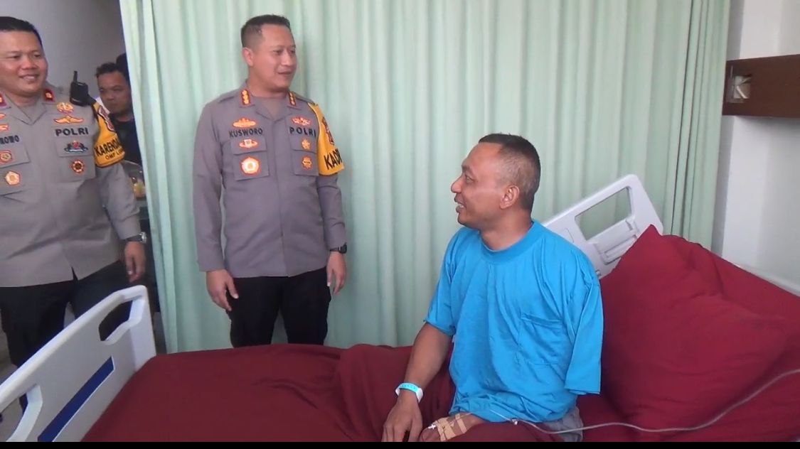 Kapolresta Bandung dan Ketua VPC Kunjungi Korban Pengeroyokan, Serukan Suporter Lebih Tertib Kapolresta Bandung Kombes Pol Kusworo Wibowo saat menjenguk salah satu korban pengeroyokan oknum bobotoh di RS Otista Soreang. Foto Istimewa