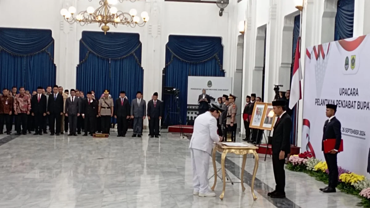 Pelantikan Bachril Bakri sebagai Pj Bupati Bogor oleh Pj Gubernur Jawa Barat Bey Machmudin di Gedung Sate, Bandung, Kamis (26/9/2024). (Sandika/Jabar Ekspres)