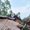 Rumah warga Badui di pedalaman Kabupaten Lebak, Banten rusak berat diterjang puting beliung, tidak ada korban jiwa. (foto/ANTARA)