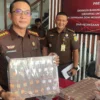 Kejaksaan Negeri (Kejari) Kabupaten Bandung telah melakukan eksekusi terhadap barang bukti berupa uang terkait kasus tindak pidana umum dengan terpidana Doni Muhammad Taufik alias Doni Salmanan. Foto Agi