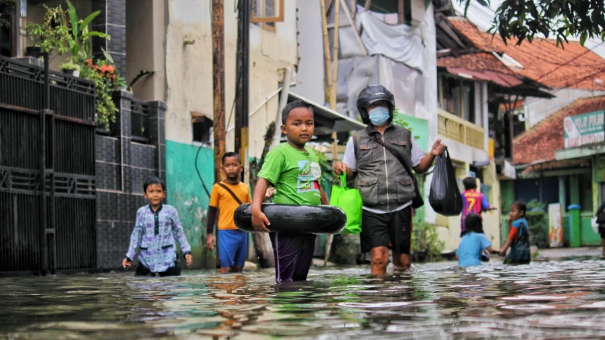 Masuki Musim Penghujan, Pemkot Bandung Soroti Akses Drainase Ilustrasi masyarakat terdampak banjir di Kota Bandung, beberapa waktu lalu. (Dok. Jabarekspres)