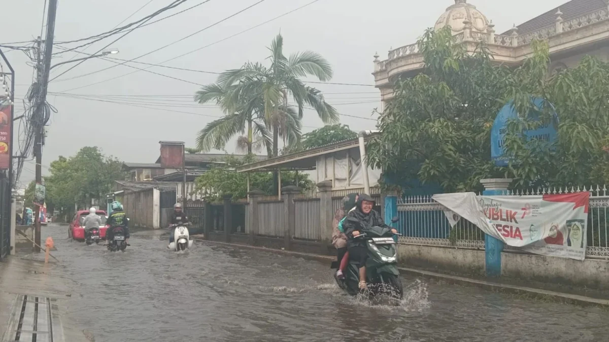 Masuk Musim Penghujan, Warga Cingised Harap Pemkot Bandung Tangani Permasalahan Banjir Foto ilustrasi : Cingised, Cisaranten jadi wilayah yang kerap dilanda banjir saat musim penghujan tiba (Sadam Husen / JE)