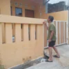 Ketua RW03, Jajang saat menunjukkan rumah kontrakan terduga pelaku praktik pembuatan uang palsu di wilayah Desa Pasirnanjung, Kecamatan Cimanggung, Kabupaten Sumedang. (Yanuar/Jabar Ekspres)