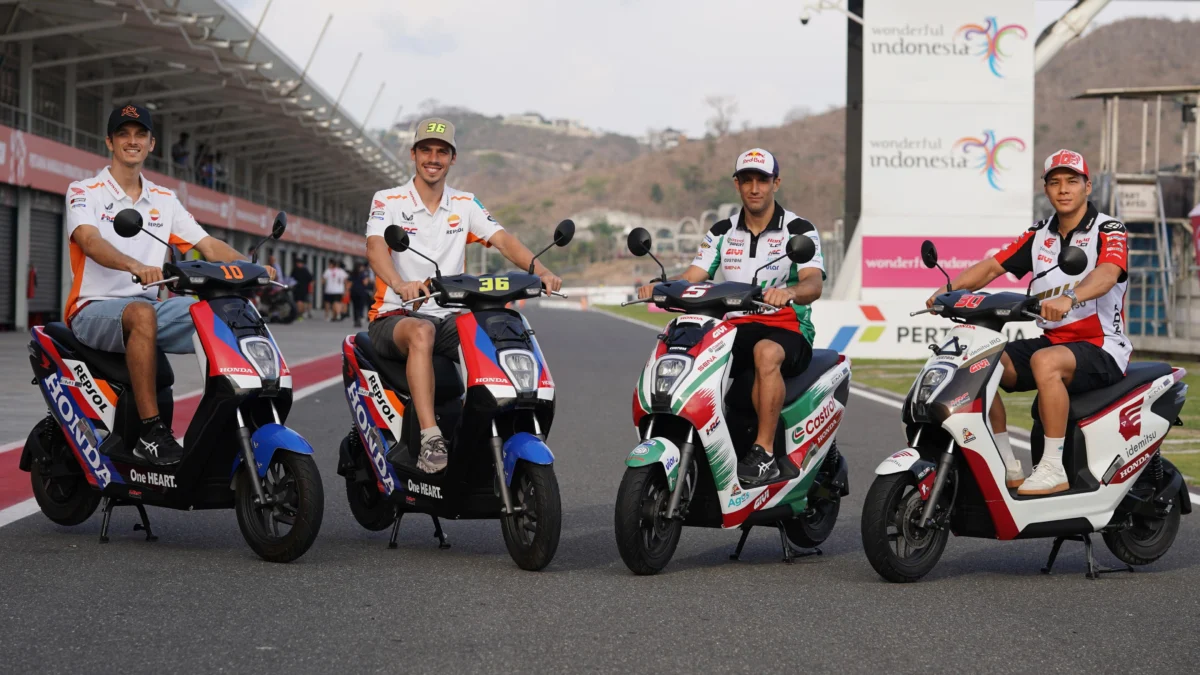 Honda EM1 e: dan PCX160 Berduet Dukung Repsol Honda Team di MotoGP Mandalika Sepeda Motor Listrik Honda EM1 e: dan juga Honda PCX 160 berduet di paddock Repsol Honda Team (RHT) sebagai kendaraan operasional pebalap dan juga tim pada gelaran balap dunia MotoGP Mandalika.