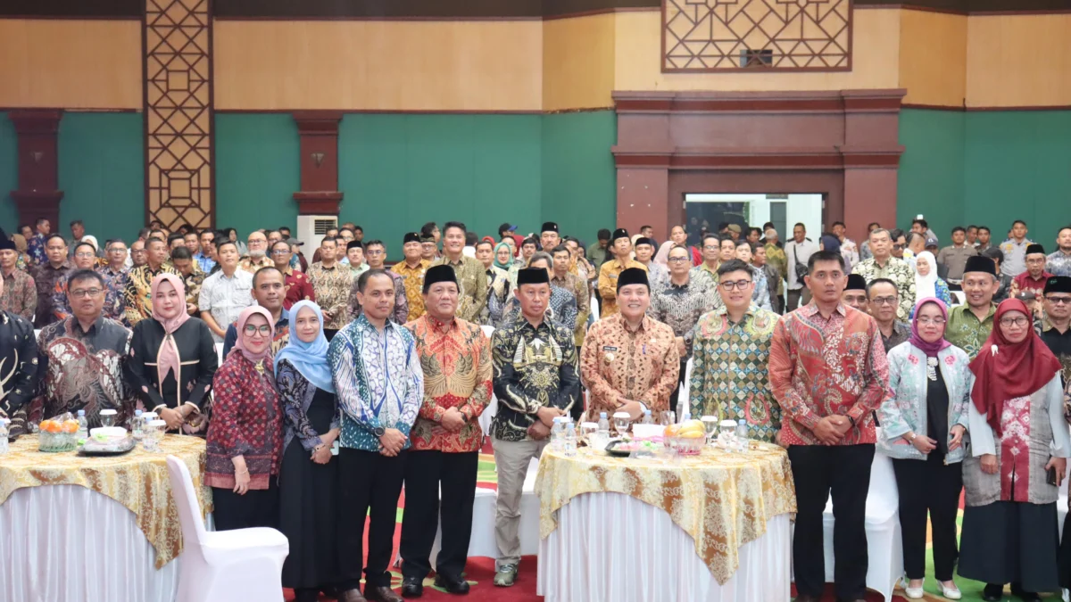 Ketua DPRD Sastra Winara Yakin Pj Bupati Bogor Bakal Cepat Adaptasi di Bumi Tegar Beriman Ketua DPRD Sastra Winara (Kedua kanan) saat menghadiri pelantikan PJ Bupati Bogor. Foto : Istimewa