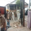 Satpol PP Kota Banjar Hentikan Pemasangan Tiang Telekomunikasi Ilegal di wilayah Mekarsari Kota Banjar baru-baru ini. (Cecep Herdi/Jabar Ekspres)