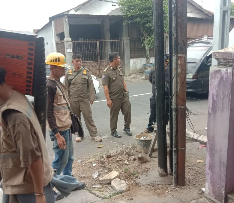 Satpol PP Kota Banjar Hentikan Pemasangan Tiang Telekomunikasi Ilegal Satpol PP Kota Banjar Hentikan Pemasangan Tiang Telekomunikasi Ilegal di wilayah Mekarsari Kota Banjar baru-baru ini. (Cecep Herdi/Jabar Ekspres)