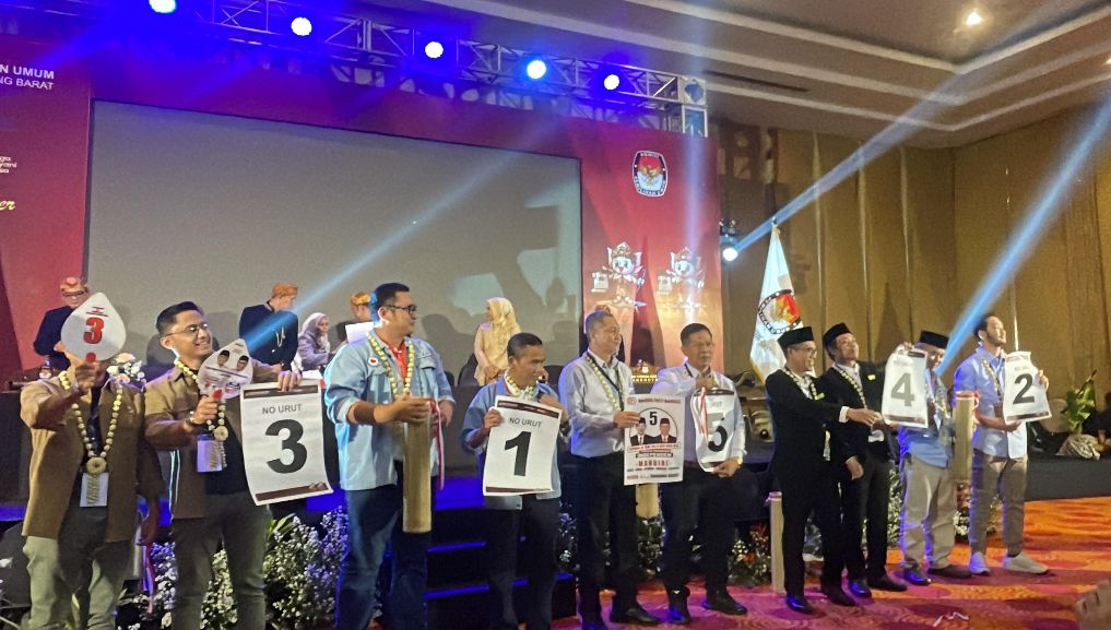 KPU Bandung Barat Resmi Tetapkan Kampanye Rapat Umum, Ini Jadwalnya Lima paslon bupati dan wakil bupati Bandung Barat usai mendapat nomor undian dari KPU KBB di Lembang. Dok Jabar Ekspres