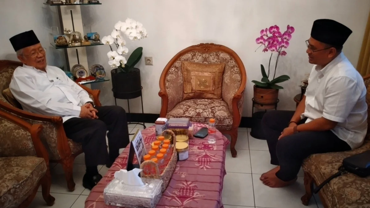 Silaturahmi ke Ketua MUI Kota Bandung, Arfi Rafnialdi Dinasihati untuk Berantas Bank Emok Calon Wali Kota Bandung Arfi Rafnialdi (kanan) saat berdialog dengan Ketua MUI Kota Bandung KH. Miftah Faridl, Jumat (27/9) petang.