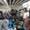 Sensasi Unik Makan Sate Maranggi di Kolong Jembatan Jalan Tol Purwakarta