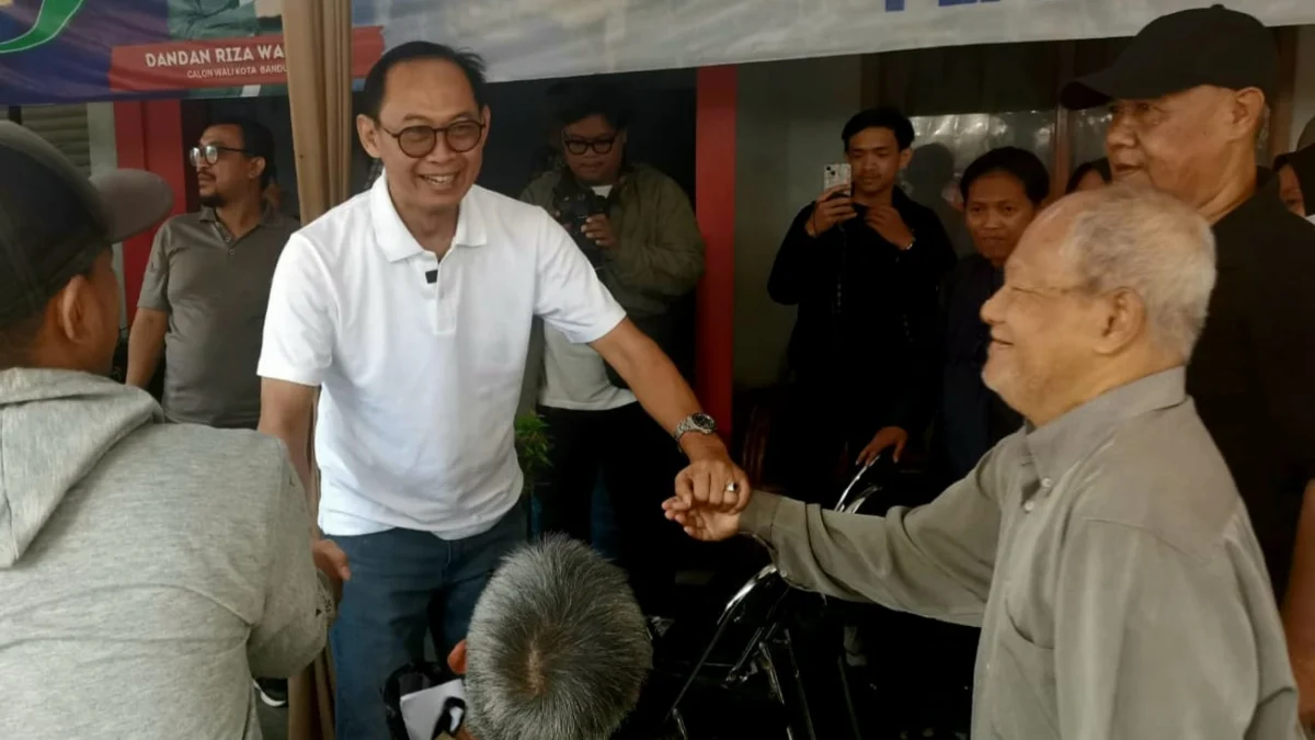 Siap Sosialisasi ke Simpul RT, Dandan Kukuhkan Relawan Badar Well Asik Bandung Timur Calon Wali Kota Bandung Nomor Urut 1 Dandan Riza Wardana saat bersama Relawan Badar Well Asik Bandung Timur, Minggu (29/9)