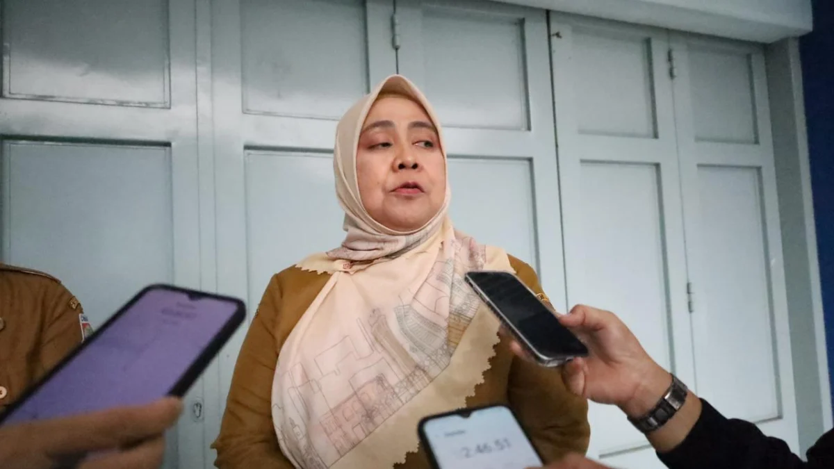 DLH Cimahi Ingatkan Peserta Pilkada untuk Hindari Pemasangan APK di Pohon Kepala Dinas Lingkungan Hidup (DLH) Kota Cimahi, Chanifah Listyarini Tegaskan Jangan Pasang APK Kampanye di Pohon dengan Dipaku selama Pilkada 2024 (mong)