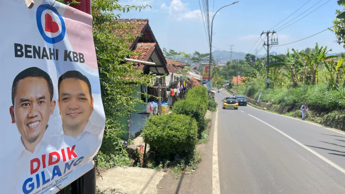 APK Masih Marak Terpasang Serampangan, Bawaslu dan Satpol PP Bandung Barat ke Mana? Alat peraga sosialisasi salah satu Paslon Pilkada 2024 di Bandung Barat ditempel di tiang listrik. Senin (30/9). Dok Jabar Ekspres
