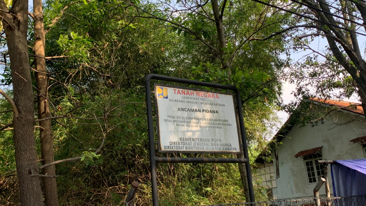 Lokasi proyek yang bakal dibangun Rusun di wilayah Cisaranten Binaharapan masih di dominasi tumbuhan liar. Selain itu, belum terlihat adanya aktifitas pembangunan (Sadam Husen / JE)