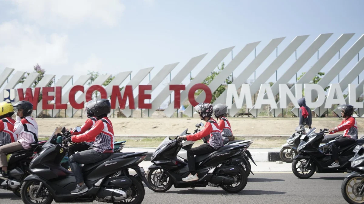 Komunitas Honda PCX berkendara menuju sirkuit Mandalika guna mendukung para pebalap Astra Honda di GP Mandalika dan Asia Talent Cup/ Dok. AHM