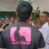Pakai Rompi 'Putra Mulyono', Kaesang Bagikan Buku dan Susu ke Warga Jambe Tangerang-Disway/Candra Pratama