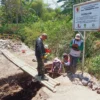 Perbaikan Jalan Ciwaru yang menjadi akses penghubung Desa Cimekar dan Desa Cinunuk, Kecamatan Cileunyi, Kabupaten Bandung sempat amblas dan kini akhirnya diperbaiki. / Istimewa
