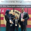 Dosen SITH ITB, Ardhiani Kurnia Hidayanti didampingi suami tercintanya Achmad Gazali saat menerima penghargaan penghargaan Presentation Awards for Women Scientists (PAWS) pada XXVII International Congress of Entomology (ICE2024Kyoto), Jepang.